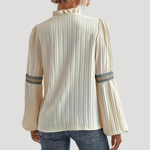Dam blus med volangkrage och vida långa ärmar